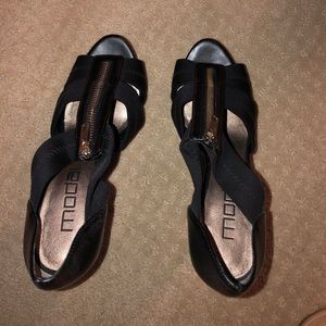 Moda black heels zip up 7.5US